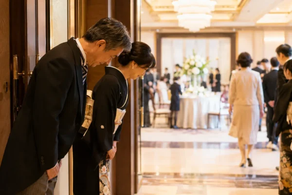 結婚式での親の役割｜当日の流れ・挨拶回りの順番・親族紹介と謝辞