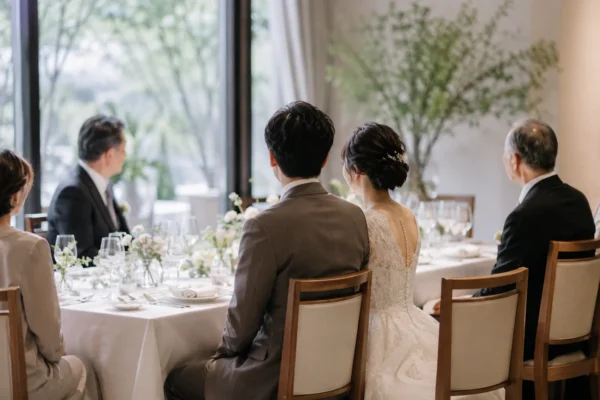 少人数結婚式・家族婚の費用相場｜1人あたりの負担と呼ばなかった人への配慮