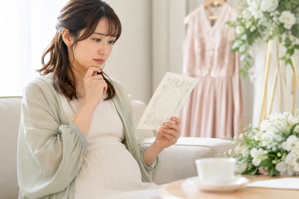 妊娠中に結婚式へ招待されたら欠席するべき？出席する場合の注意点と断り方
