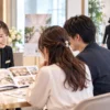 式場見学の担当者は契約後も同じ人？｜75.5%は同じ、4組に1組は変わる